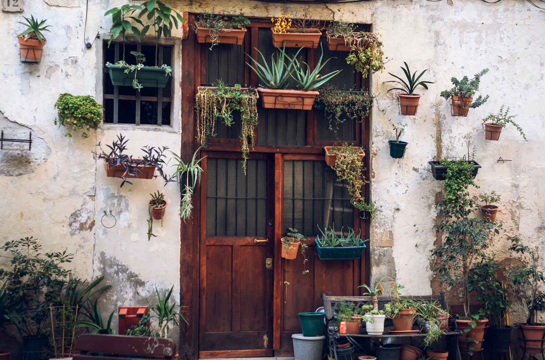 Home is where your teapot is! | Photo: Anastasiia Tarasova via Unsplash.