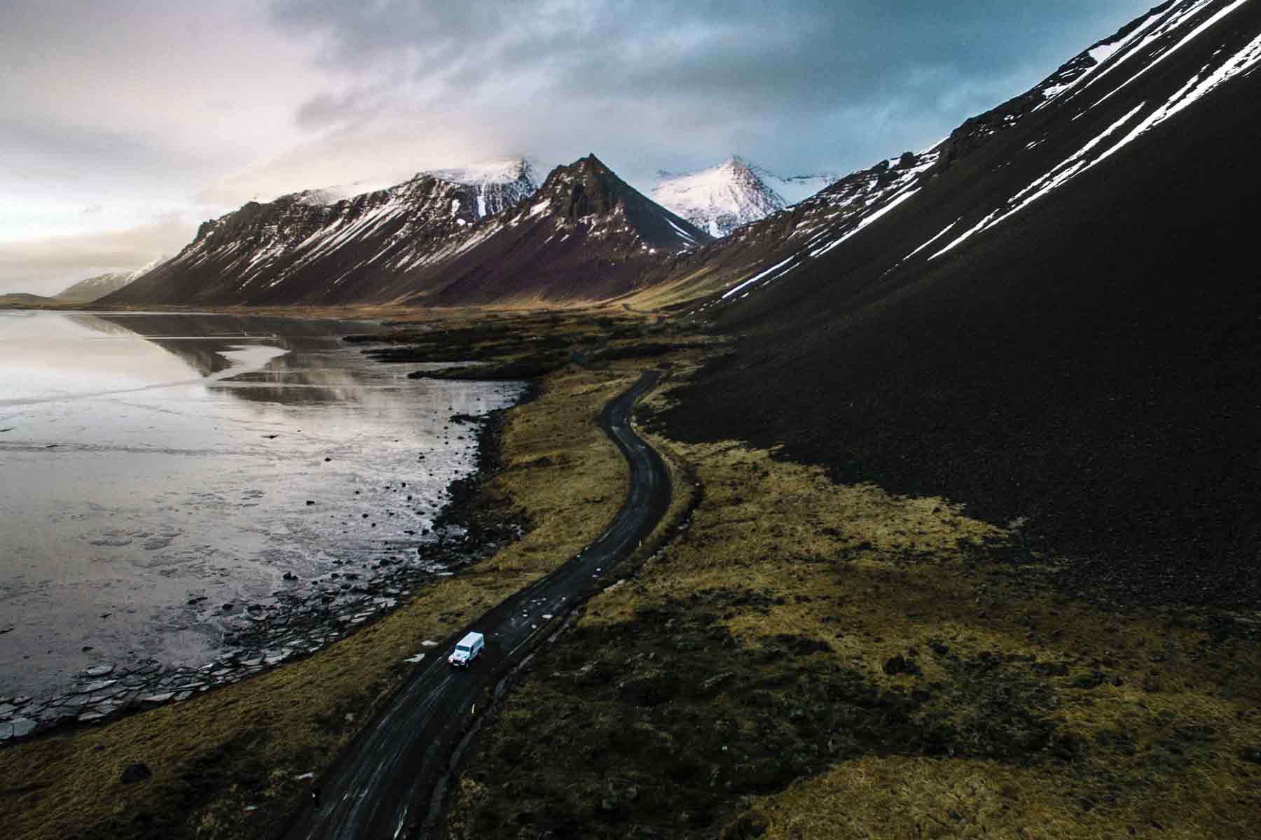 The Icelandic solitude makes for one of the world's most fascinating natural landscapes | Photo: Andre Filipe via Unsplash.