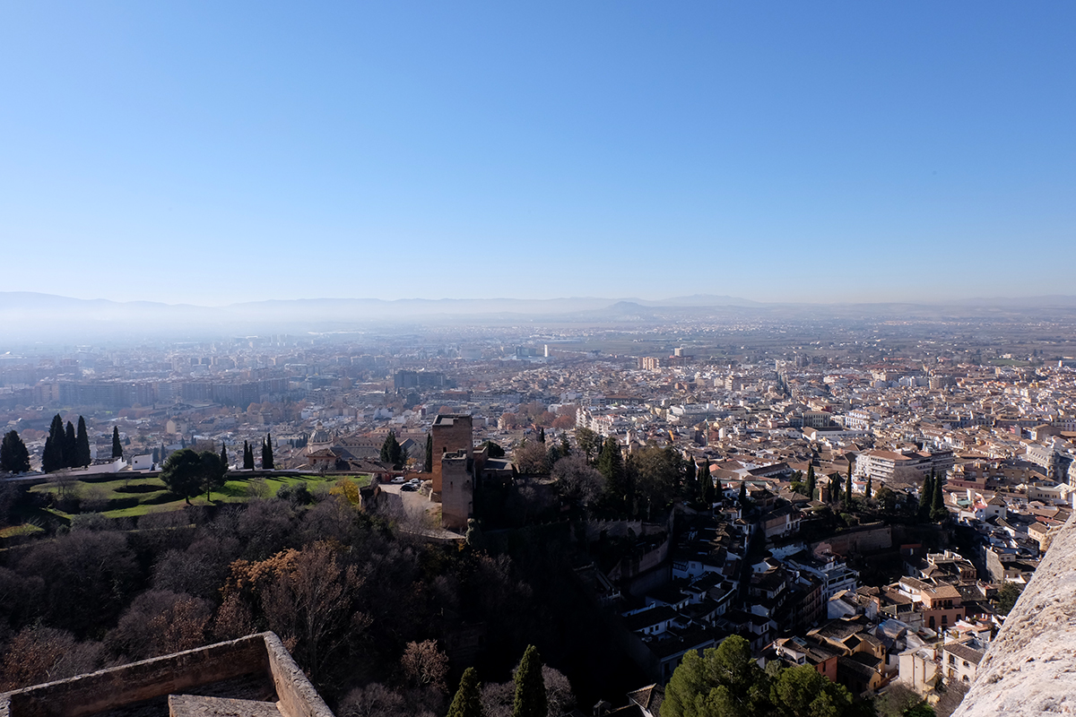 Finally, this is the view of Granada from the Alcazaba, the residential area of the royal guard in charge of the security of the palatial city. You could see everything from here: the city, the Albaycin and the Sierra Nevada. 