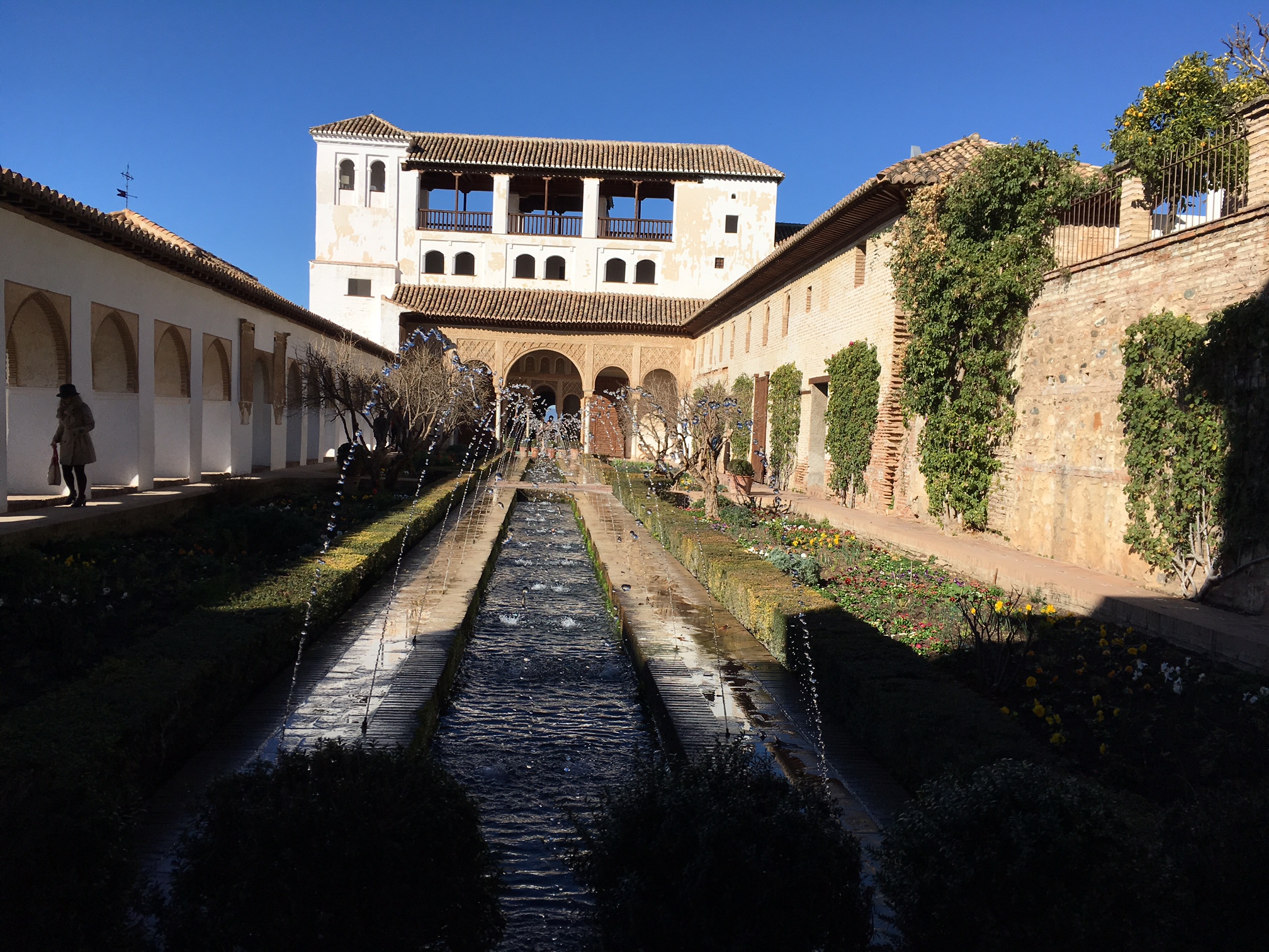 This is the court of the Main Canal, it draws water from the Royal Canal (Acequia Real), the principal hydraulic source for the entire historical-artistic monument complex. The court channel was originally in the shape of a crossing, like the one in the Court of the Lions (Patio de los Leones), supplying water to four oblique parterres.