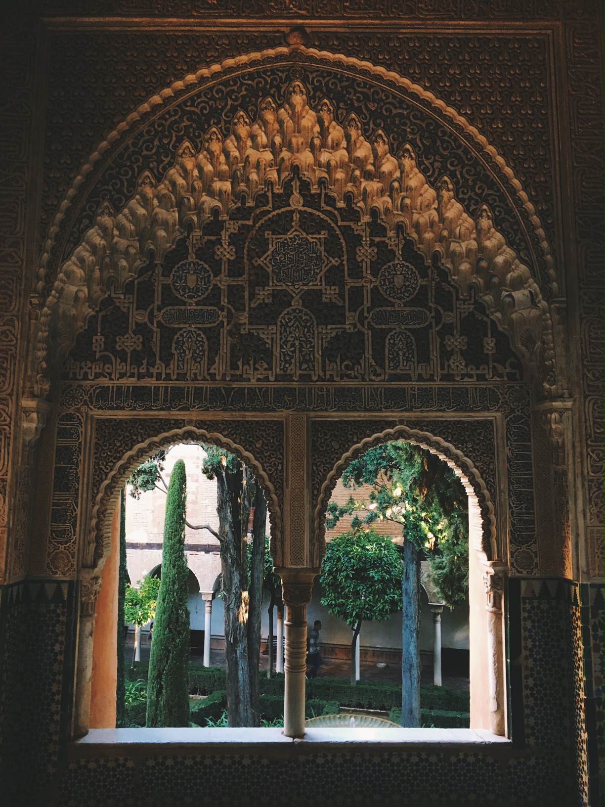 Beautiful window with a view to the Court of the Lindaraja at the Sala de los Abencerrajes (Hall of the Abencerrajes), a family that is said to have held a prominent position in the kingdom of Granada in the 15th century. This absolutely divine room happens to have a bit of a creepy story. Apparently the last sultan that lived in La Alhambra having invited the chiefs of the Abencerrajes to a banquet, massacred them here. Voilà. 