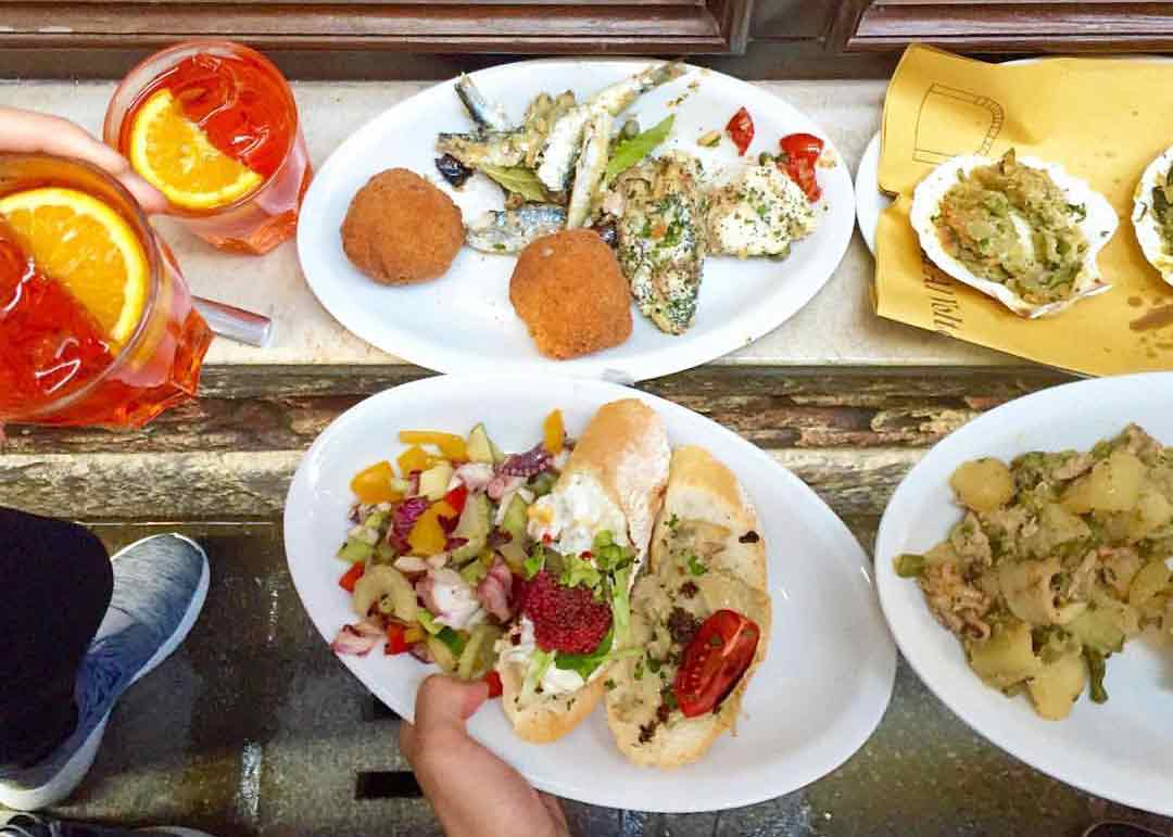 "il pranzo prima del pranzo: i cicchetti". Photo vía Osteria Al Portego.