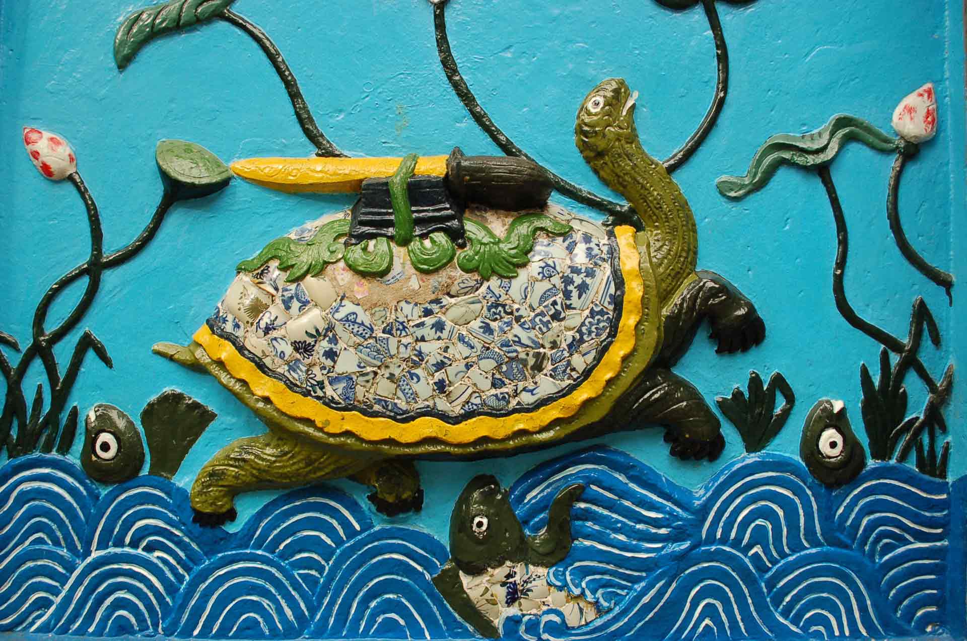 Depiction of the turtle Kim Qui with the Restored Sword, in the temple of Hoàn Kiếm. | Image via Wikipedia.