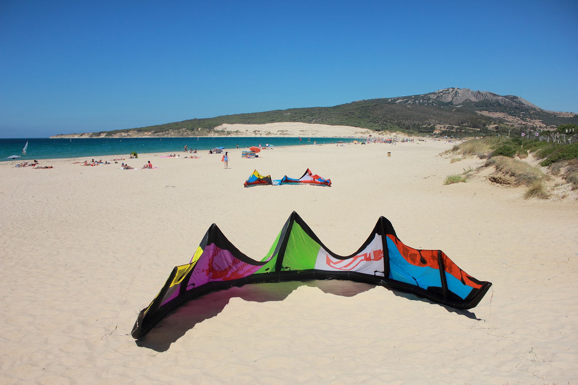 Valdevaqueros, extra wide sandy beach. | Photo vía Wikipedia.