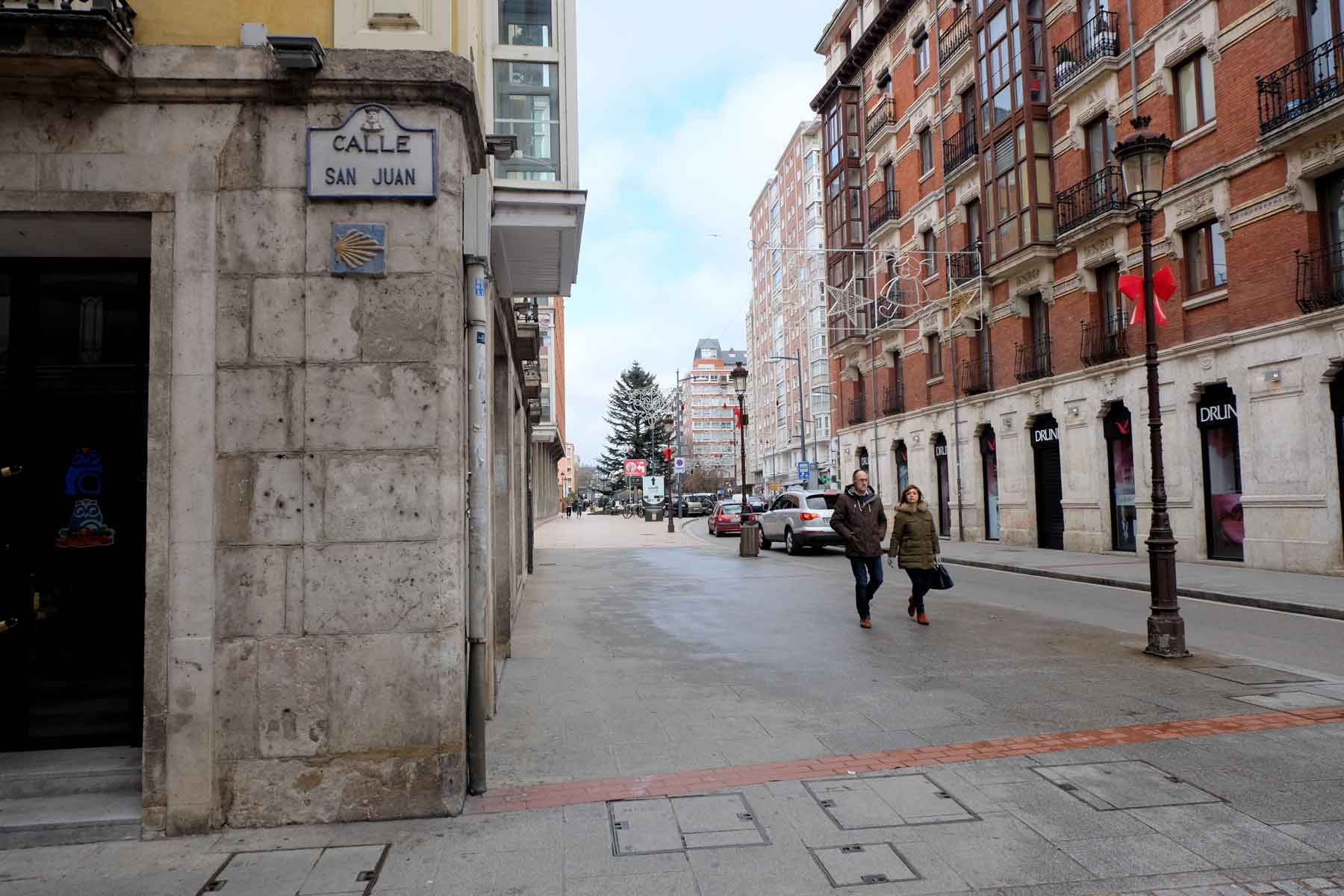 A city street maked with the typical Santiago Seashell. | Photo: Superminimaps.