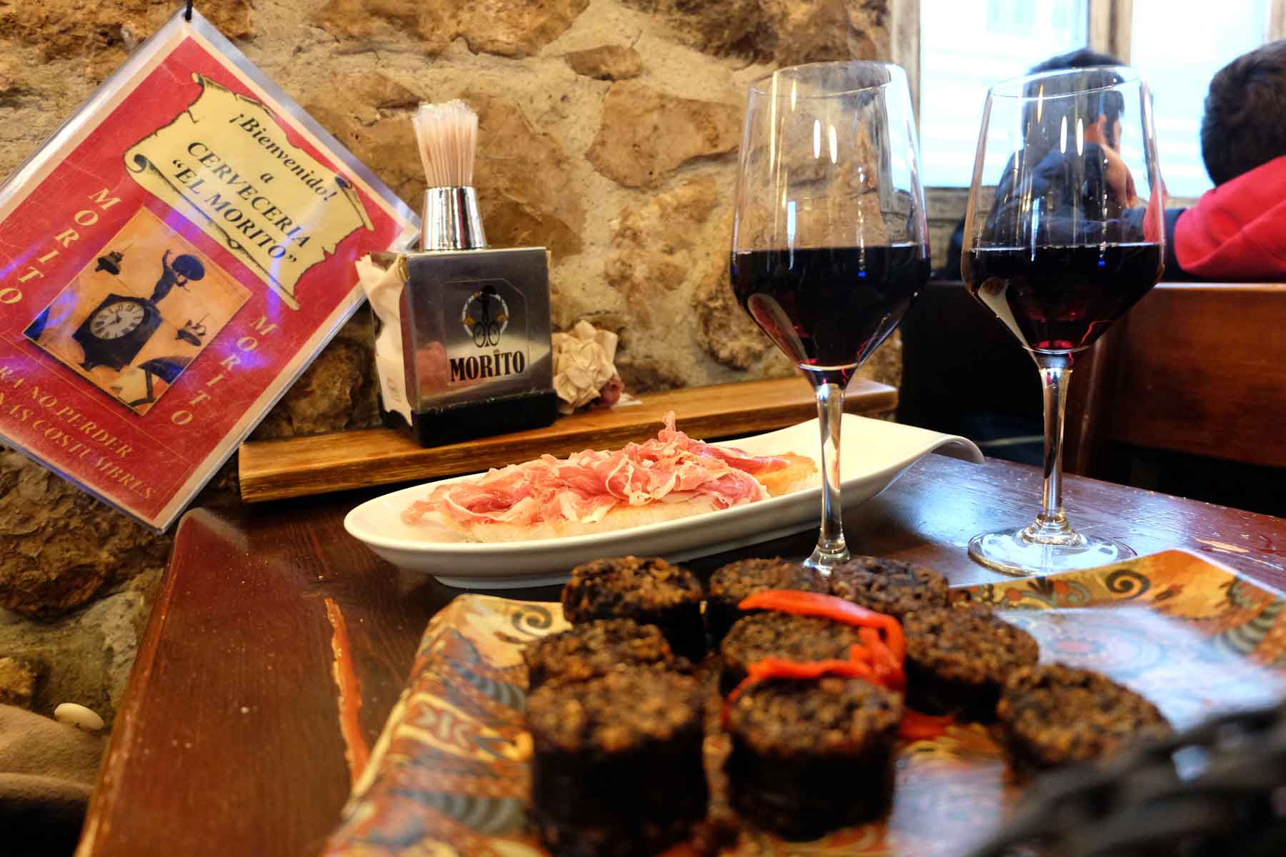 Spanish morcilla has many variants. The most well-known and widespread is morcilla de Burgos which contains mainly pork blood and fat, rice, onions, and salt @ El Morito | Photo: Superminimaps.