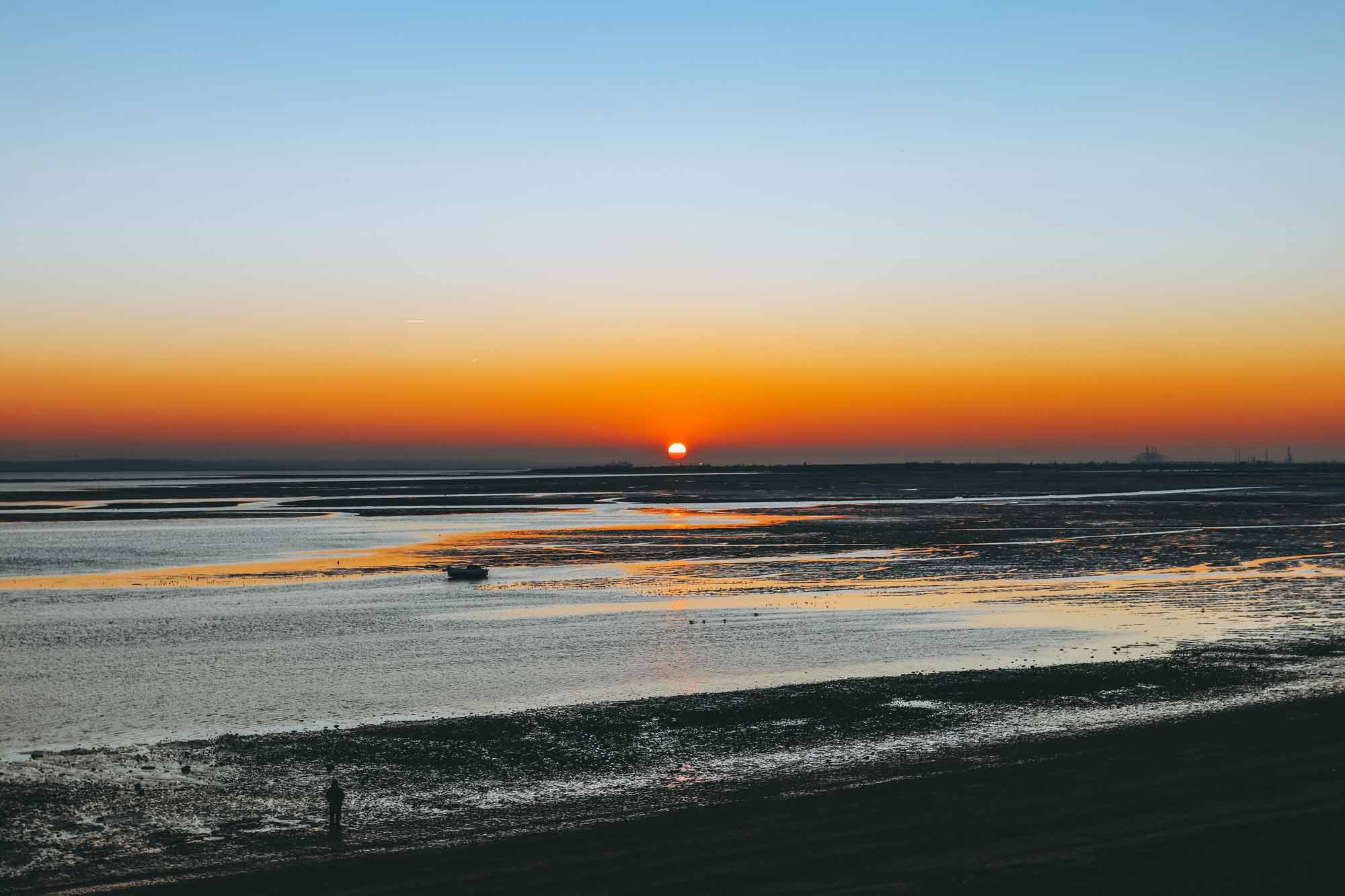Leigh on Sea beach at sunset. | Photo: Joshua Fuller vía Unsplash. 